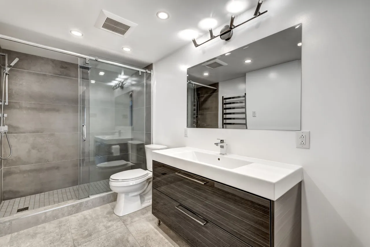 Bathroom with a glass shower, toilet and floating vanity