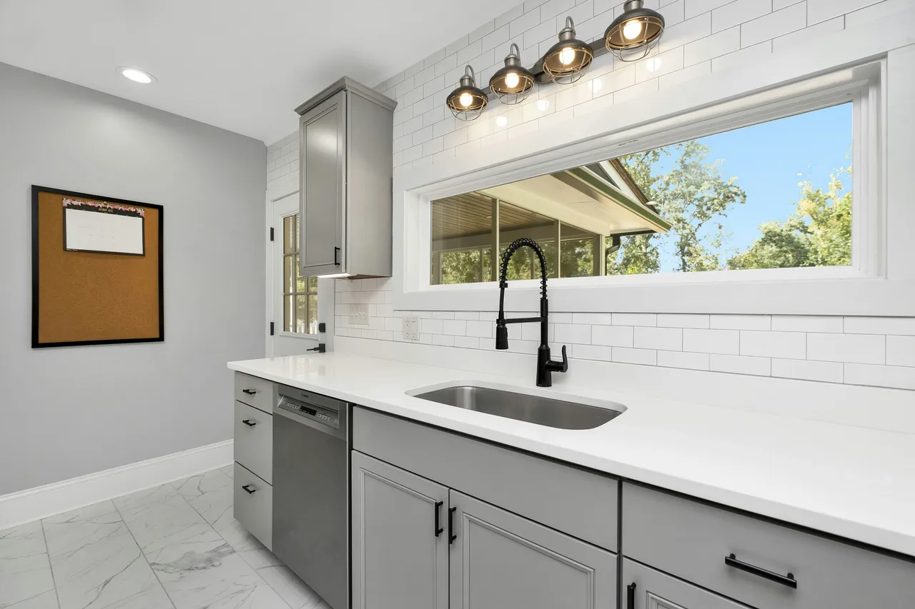 Kitchen counter with an undermount sink, faucet and dishwasher