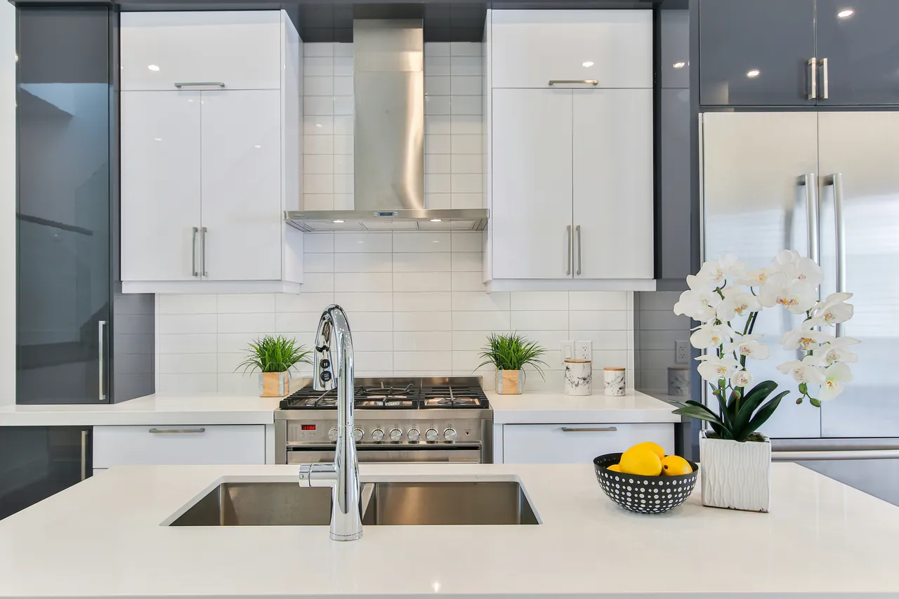 Gas range and cooktop in a kitchen